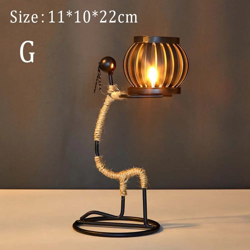 Candelabro Metálico Nórdico – Escultura Abstracta de Personaje Hecha a Mano