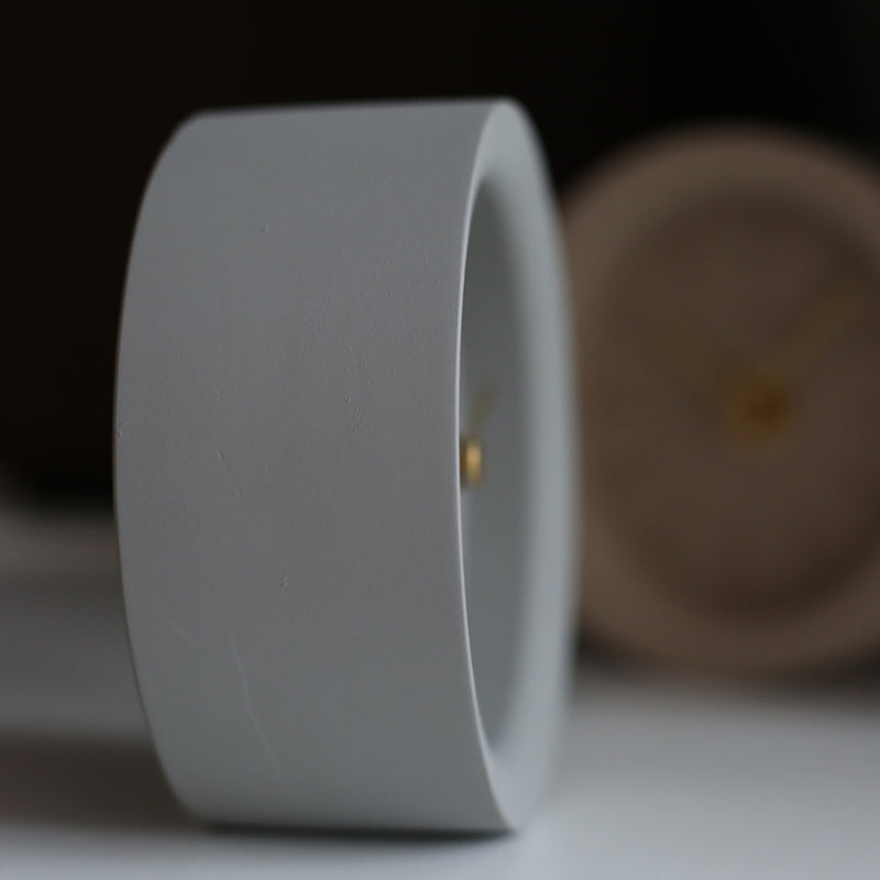 Reloj de Mesa Redondo Minimalista de Cemento – Estilo Industrial Nórdico y Silencioso