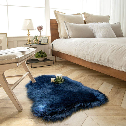 Alfombra de Piel Sintética Ultrasuave Ashler 60x90 cm – Azul Marino, Lavable, Ideal Dormitorio y Living